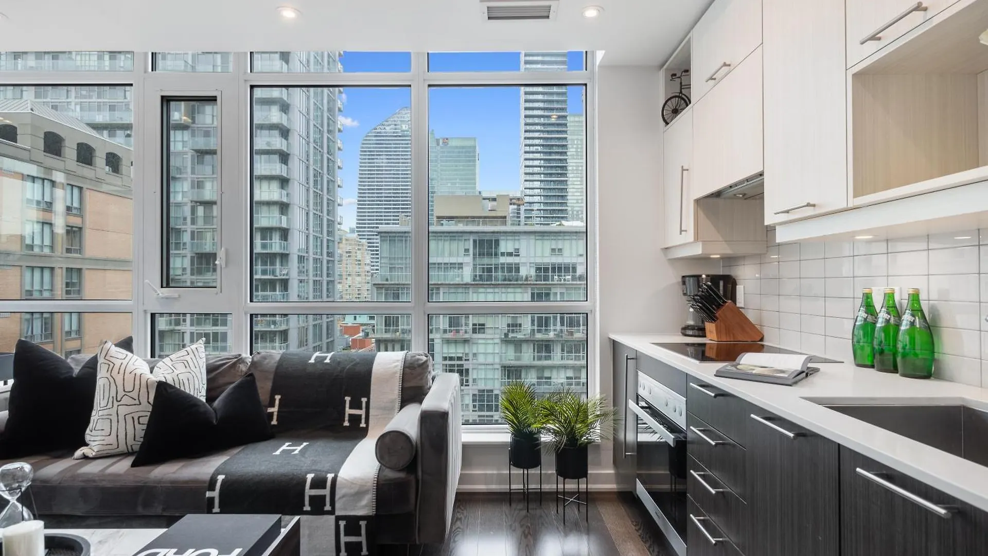 Designer Two Bedroom Suite. Toronto Apartmán