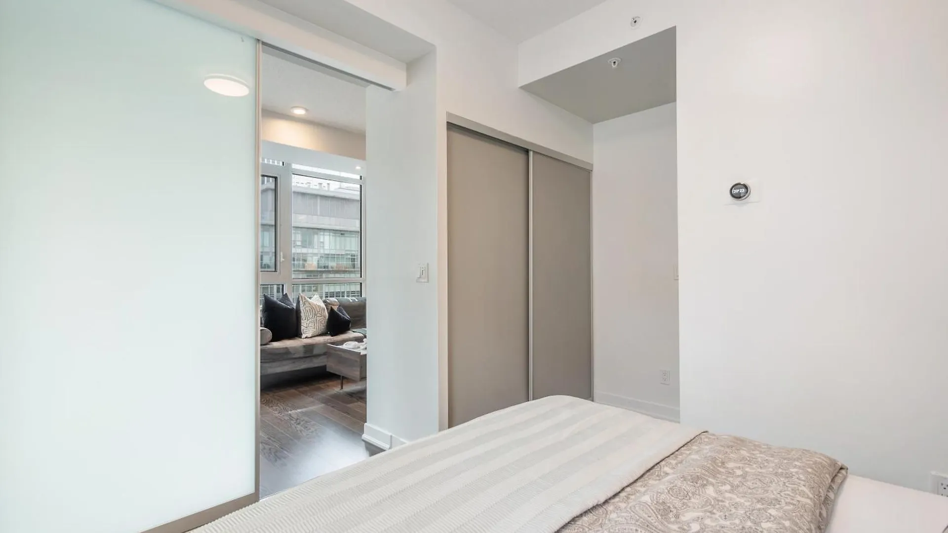 Designer Two Bedroom Suite. Toronto 0*,