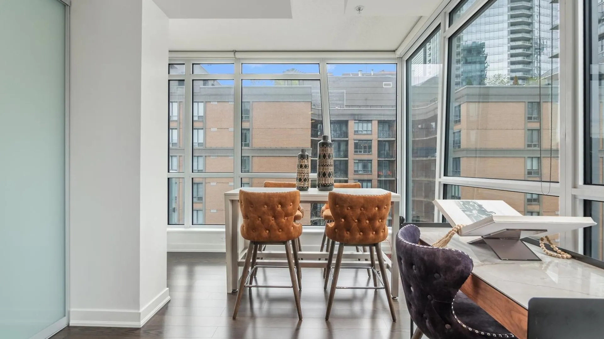Designer Two Bedroom Suite. Toronto 0*,