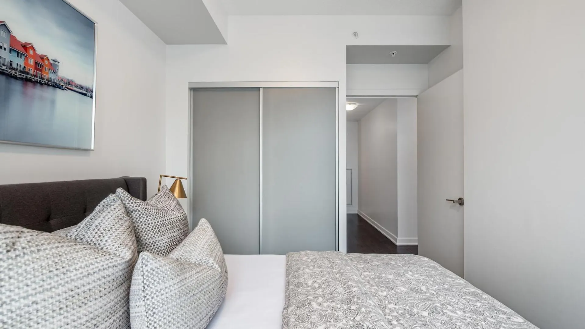 Designer Two Bedroom Suite. Toronto 0*,